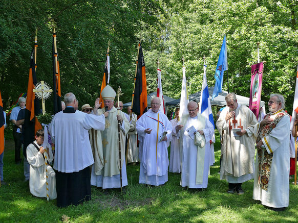 Festgottesdienst zum 1.000 Todestag des Heiligen Heimerads auf dem Hasunger Berg (Foto: Karl-Franz Thiede)